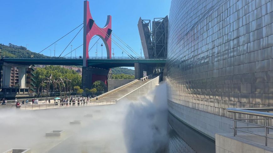 Fog Sculpture #08025 (F.O.G.), dell'artista giapponese Fujiko Nakaya, utilizza acqua e aria per creare temporanee nuvole di nebbia lungo la Ría.