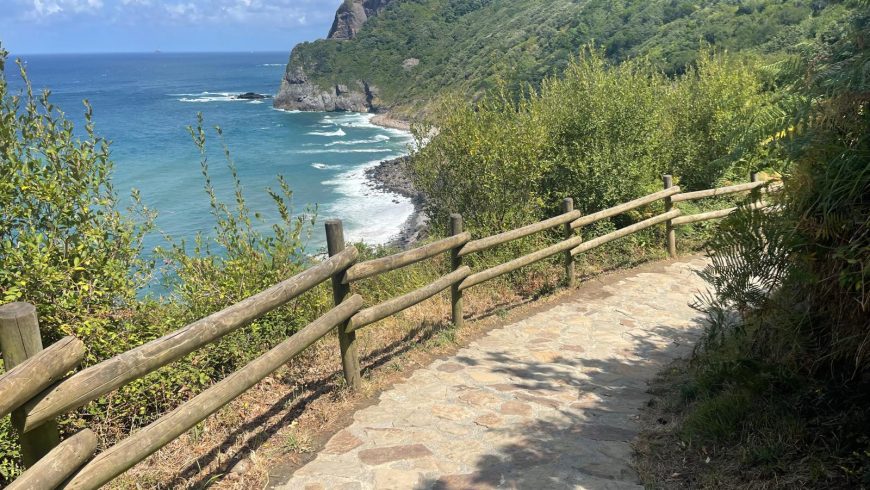 sentiero sul mare nei Paesi Baschi, vicino all'eremo di San Juan de Gaztelugatxe