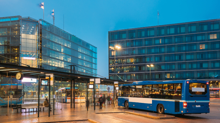 Bus elettrico alla fermata del trasporto pubblico di Helsinki