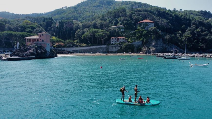 Persone su padlet nel mare del golfo di Levanto