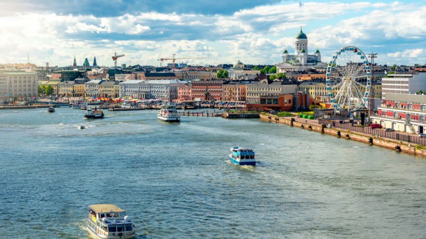 Vista panoramica di Helsinki dall’alto con il Mar Baltico in primo piano