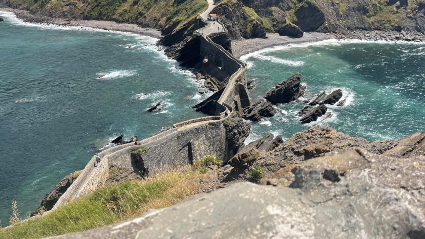 San Juan de Gaztelugatxe , vista del ponte in pietra e dello stretto percorso dall'alto