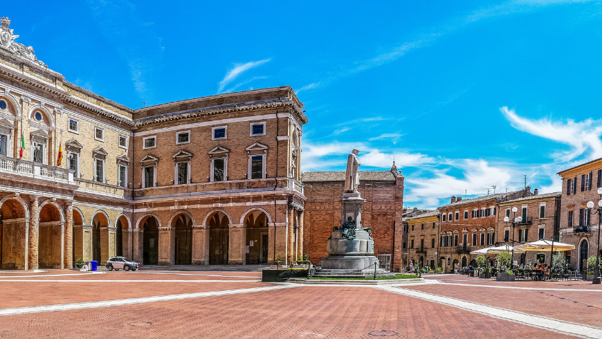 La piazza principale di Recanate, Marche