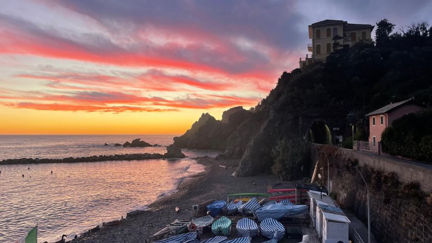 Camminare oltre le gallerie di Levanto sulle tracce degli antichi binari al tramonto