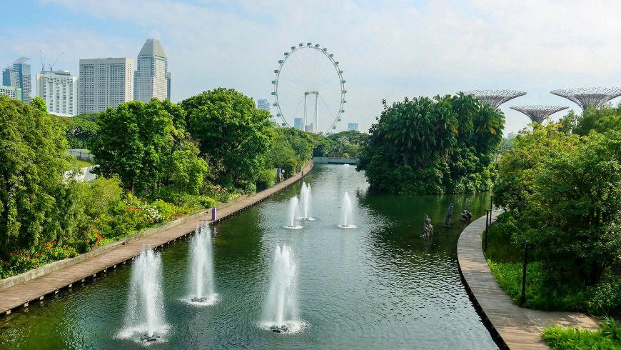 Singapore vista panoramica della città con edifici e abbondante vegetazione urbana