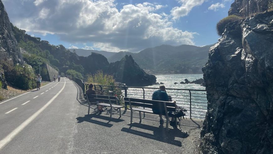 Lungomare tra Levanto e Bonassola, oltre le gallerie, con panchine vista mare