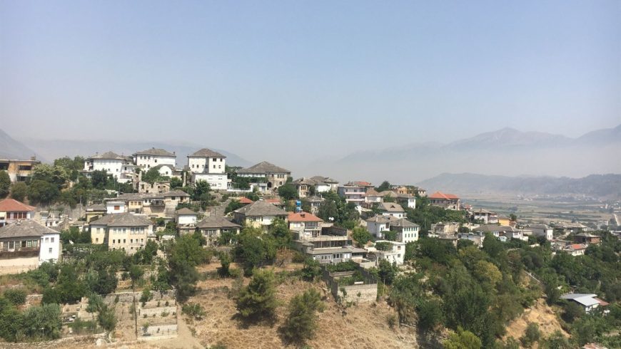 Le case in pietra di Argirocastro (Gjirokastër) affacciate sulla valle del Drino. Fermarsi più a lungo significa avere il tempo di gustare la cucina locale, affidarsi a guide del posto e soggiornare in strutture a conduzione familiare.