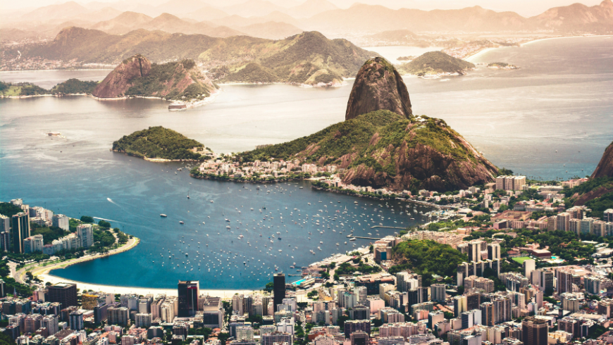 Veduta aerea di Rio de Janeiro, in Brasile, con le sue montagne, la spiaggia e il tessuto urbano