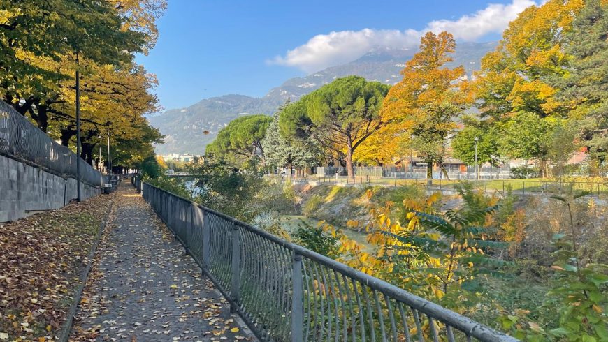 Natura e paesaggio autunnale lungo il torrente Leno a Rovereto