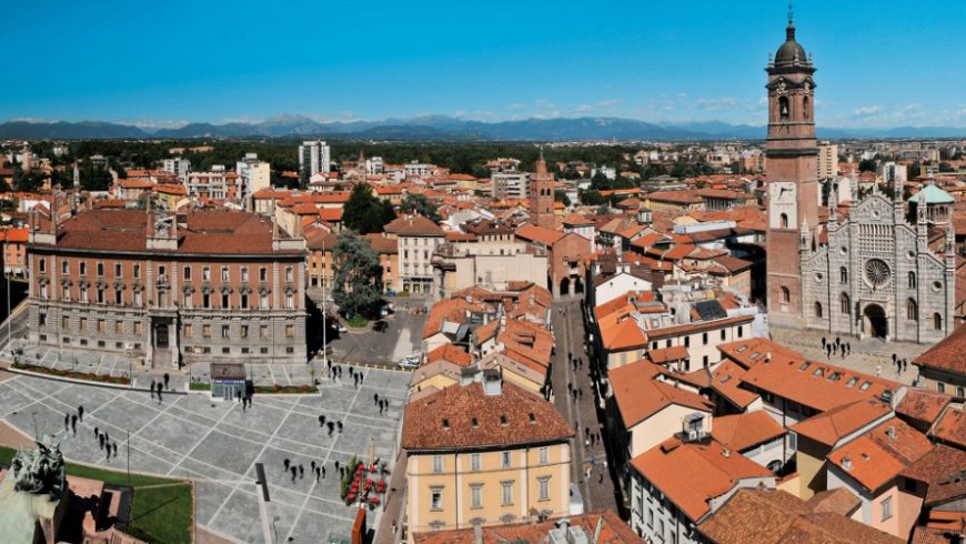 Monza, centro storico visto dall'alto, con paesaggio delle Brianze sullo sfondo