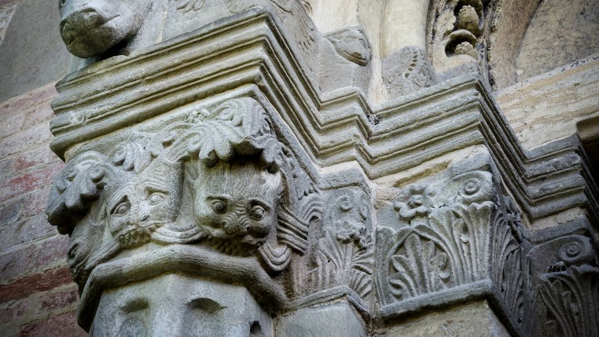 dettaglio decorazioni romaniche nella chiesa di Vezzolano