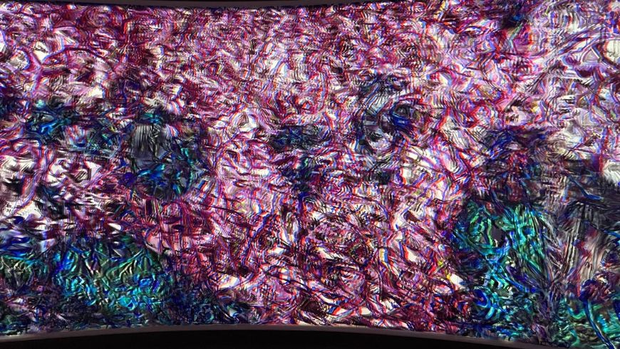 Uno dei grandi schermi LED con le forme digitali di Noospheres: Expanded alla Biennale Arte di Venezia