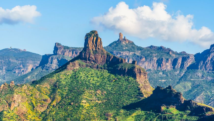 Roque Nublo, imponente formazione rocciosa vulcanica circondata dalle montagne di Gran Canaria