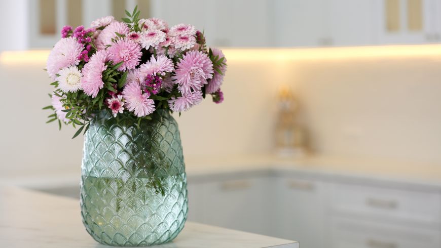Fiori recisi sistemati in un vaso con acqua