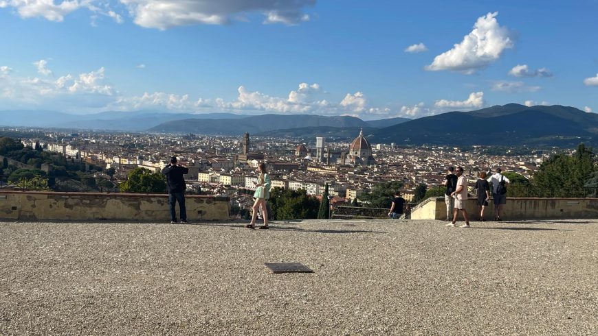 Vista panoramica di Firenze da Piazzale Michelangelo, con i tetti del centro storico e la cupola del Brunelleschi.