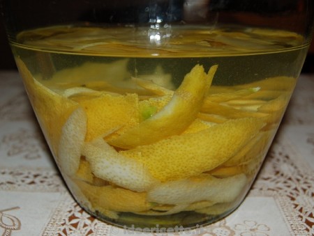 Bucce-di-limone-a-macerare-450x339
