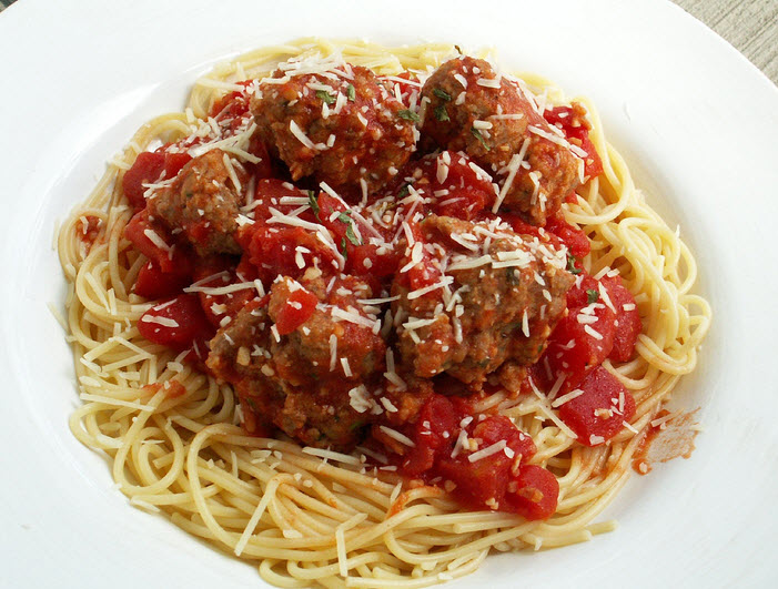 plate of spaghetti with meat balls and tomato