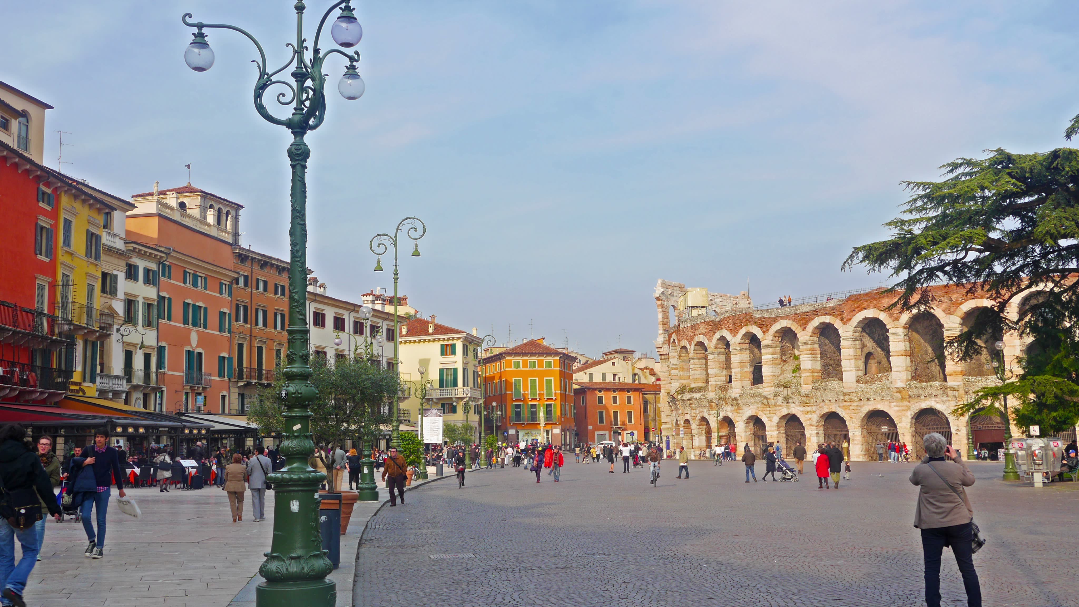 Verona Italy 🇮🇹 Piazza Bra Virtual Walk 4k 