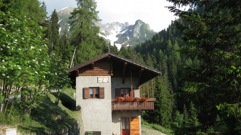 Baita Knopnbolt Hött, a mountain cabin in Trentino