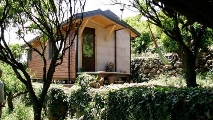 Wooden eco-chalet surrounded by citrus fruit, on the slopes of Etna, unusual accommodations