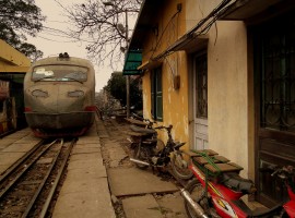 Vietnam by train: Reunification Express rails also run in the alleys