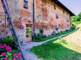 An organic farmhouse in Cinzano, immersed in the green hills of the first Monferrato, in the province of Turin.