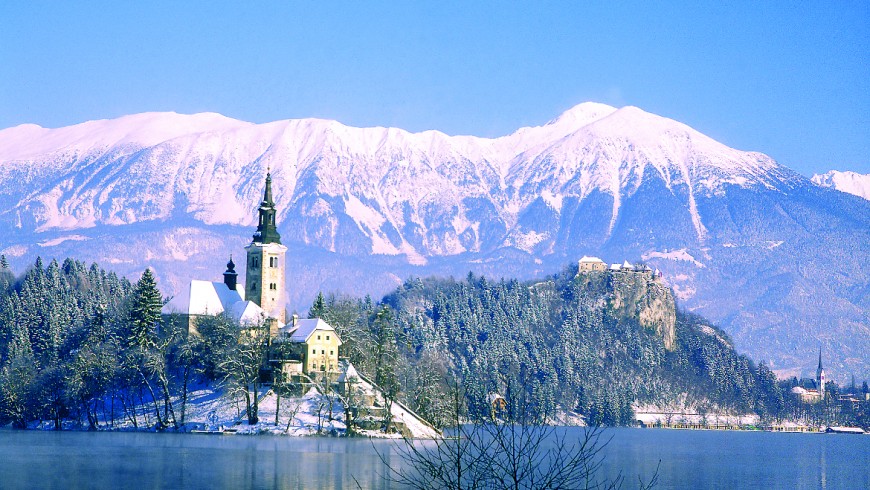 Bled, islet with snow