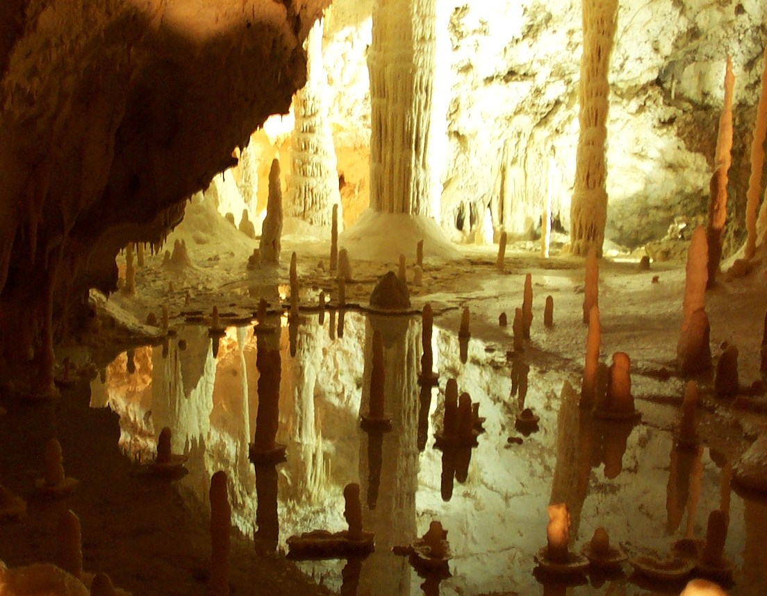 Frasassi Caves, a paradise of stalactites and stalagmites, photo by Wikimedia Commons