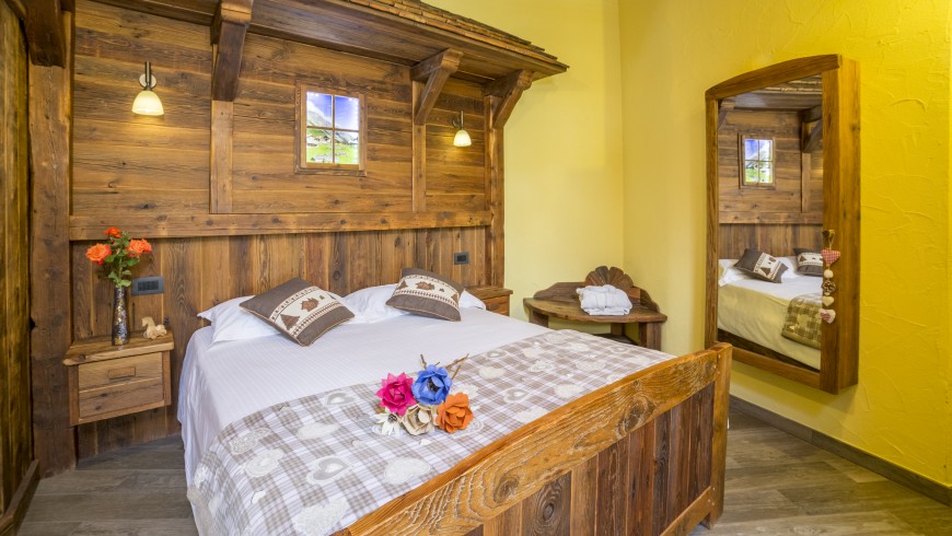 Cosy Double Room made of wood, which reminds us of the atmosphere in the chalet