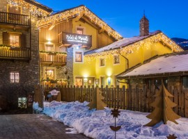 Relais du Paradis during sunset, with Christmas' lights and a little bit of snow!