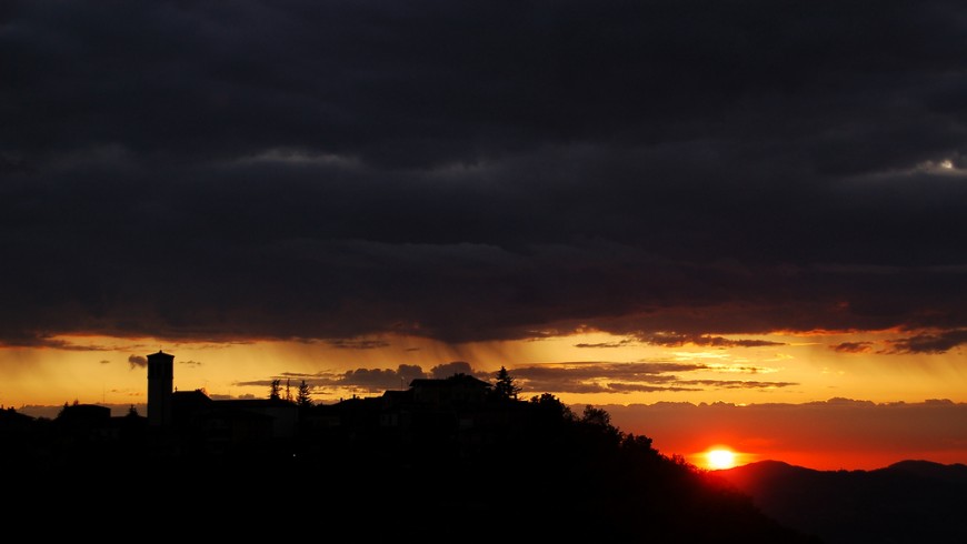 Castel D'Aiano's silhouette, photo by Matteo Palmieri via flickr