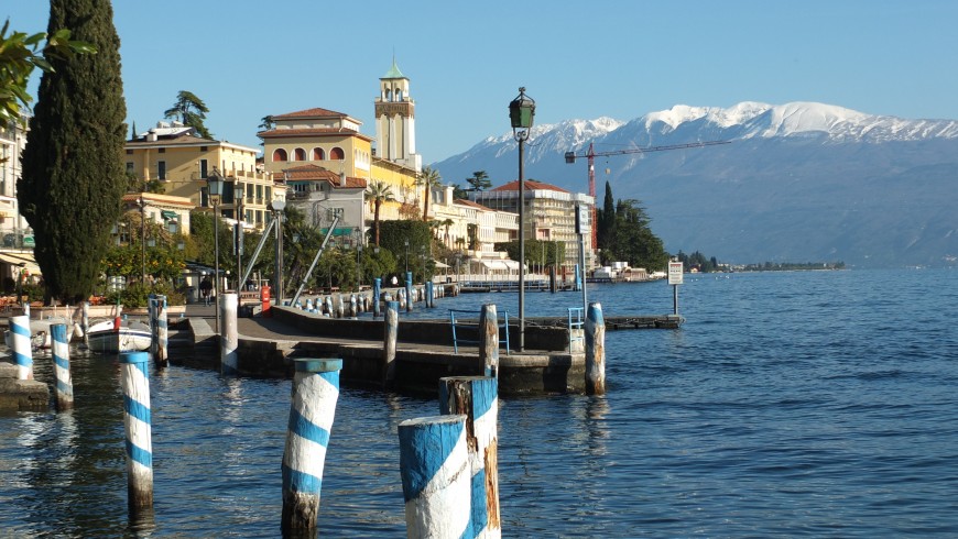 Gardone, lungolago, Lake Garda, photo via wikimedia