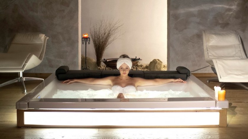 Hotel's hot tub: your wellness getaway in Italy