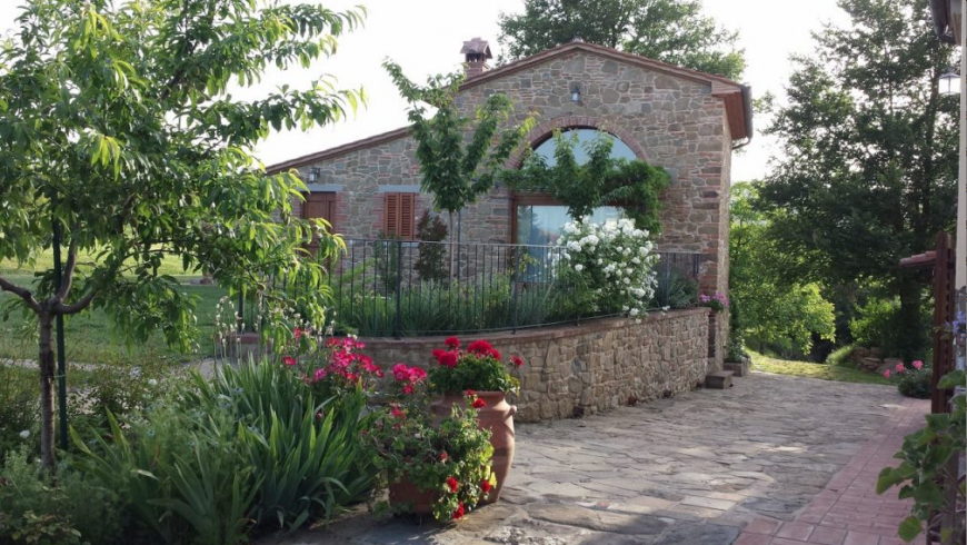 Organic farmhouse in Tuscany with a beautiful garden of roses