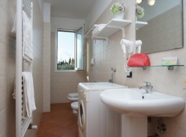 Bathroom. Consumption is minimised thanks to water-flow reducers