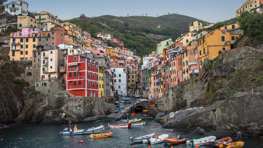 Cinque Terre, photo by Raul Taciu via Unsplash