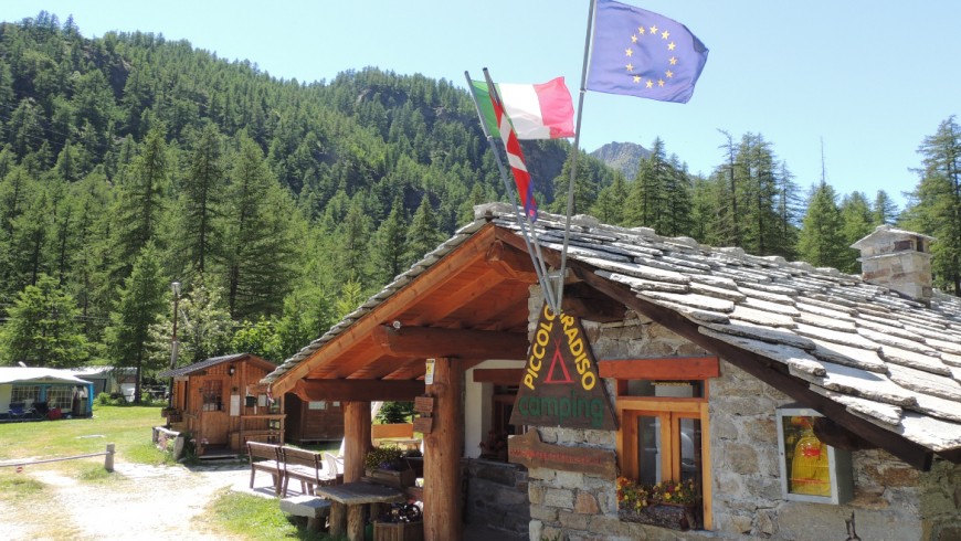 House made of wood and local stones, at the entrance of Piccolo Paradiso camping