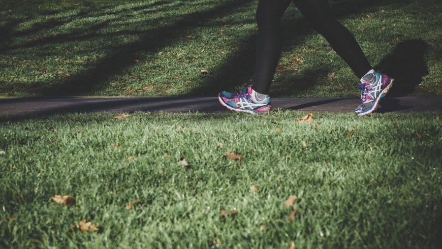 La marche renforce les muscles.