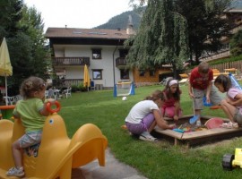 Fun for all the family in the garden of Residence Lastè