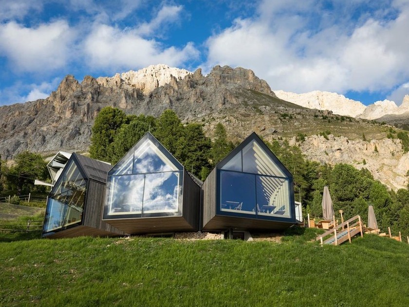 Гора хат. Oberholz Mountain Hut. Маунтин хат. Горный отель кубической формы cuboidal Mountain Hut. Тавсия хат.