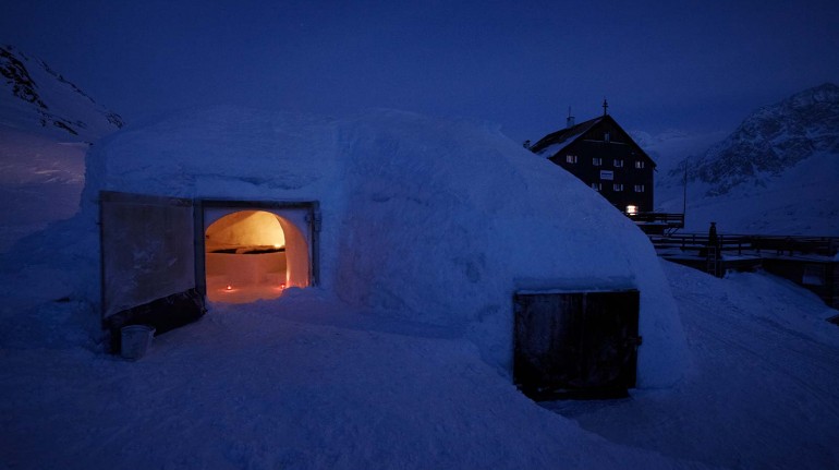 Sleep in an igloo like an Eskimo