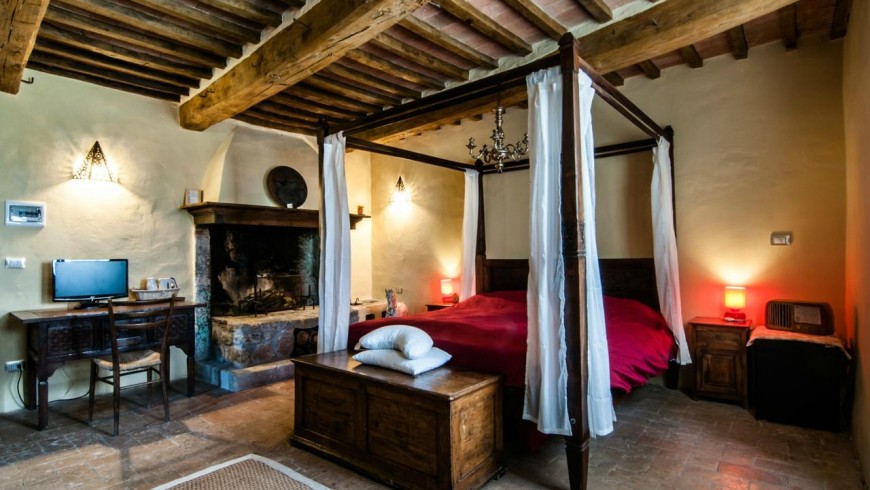 A room in the biologic farmhouse Sant'Egle, Tuscany. You can charge your cars while sleeping