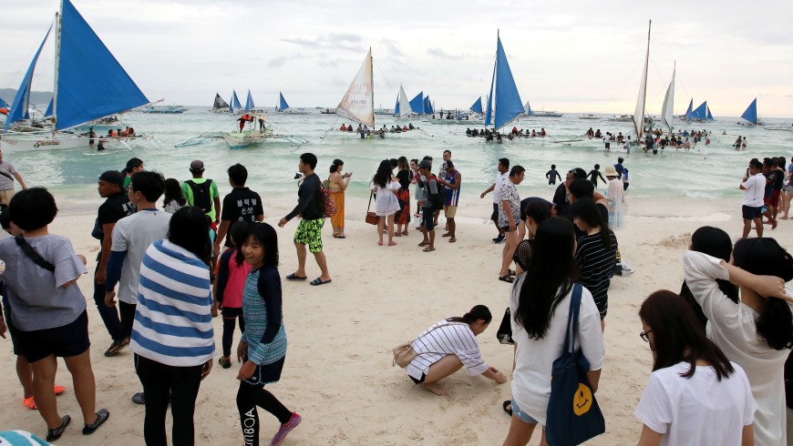 Boracay, overcrowded boats and tourists - Pacific Islands