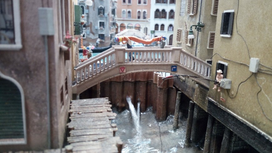 A bridge between the streets of Venice, in Miniatur Wunderland