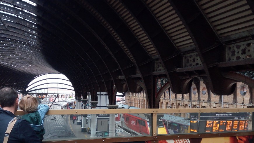 inside of the railway station of York, with the locomotives that are about to leave
