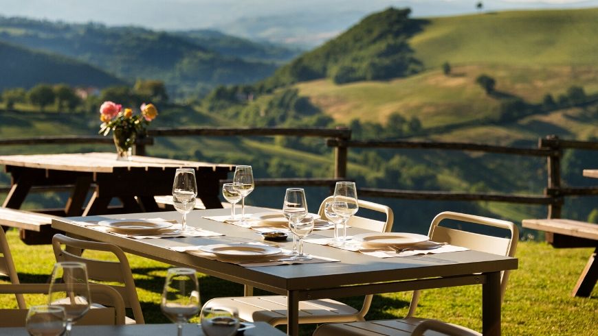 outdoor table setting at Girolomoni agritourism