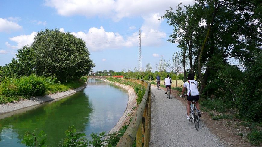 ciclepath along the cavour canal