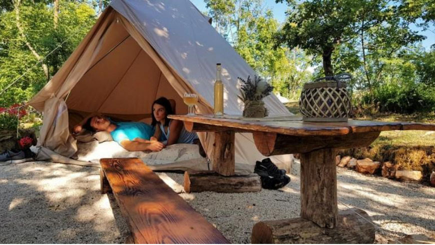 Have an eco-glamping experience in the middle of nature with your couple