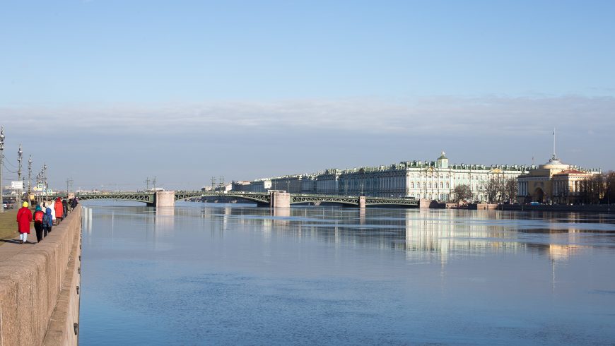 walking along the neva, the first of the green itineraries in saint petersburg