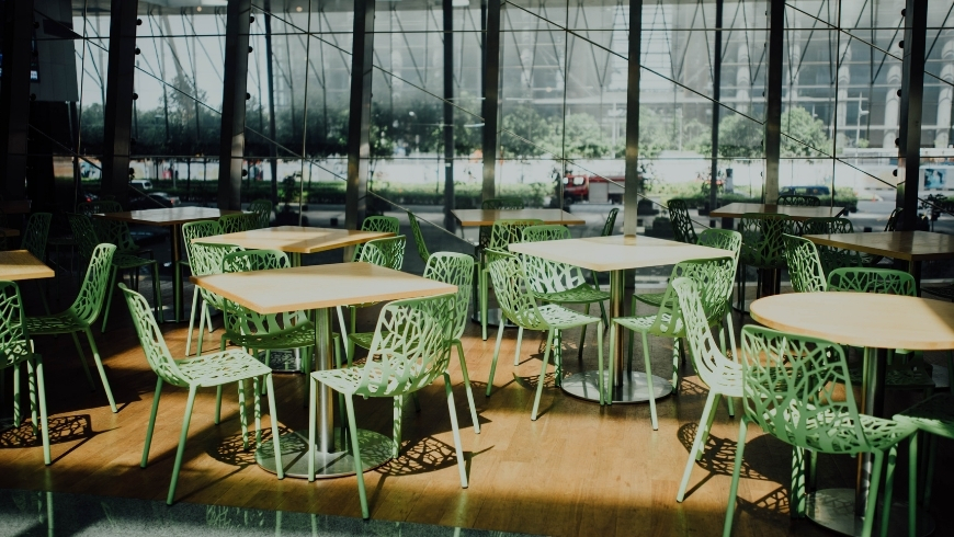 chairs and tables for green events